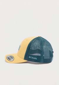 Κίτρινο καπέλο του μπέιζμπολ με πλεκτή πίσω όψη σε τυρκουάζ χρώμα, με στρογγυλεμένη γείσο, λογότυπο Columbia στο μπροστινό μέρος και σύστημα κλεισίματος snapback.
