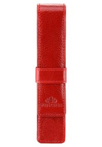 Rode leren pennenkoker met een gestructureerd oppervlak, voorzien van een magnetische sluiting en een reliëflogo. Rechthoekige vorm met gladde randen.