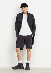 Calvin Klein ANGLED BACK LOGO - Apdrukāts T-krekls - bright white