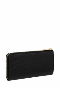 Portafoglio nero con texture, chiusura con zip e hardware dorato. Forma rettangolare, superficie liscia e profilo sottile per un facile trasporto.