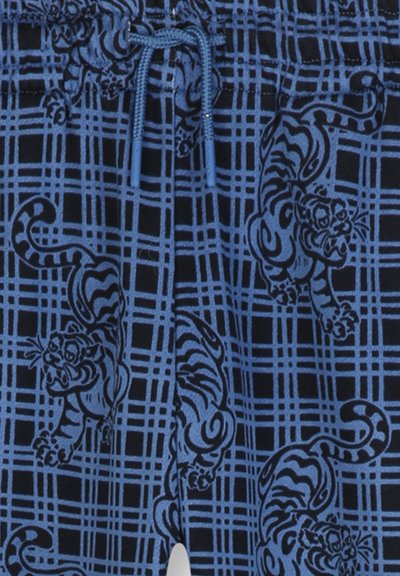 Blauwe geweven shorts met een zwart ruitpatroon en blauwe tijgers. Elastische tailleband met een trekkoord; gladde textuur.