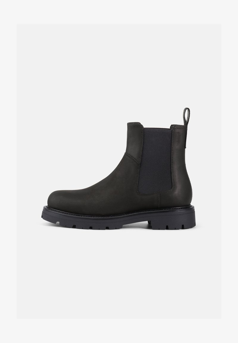 Musta nahkainen Chelsea-saapas, jossa on joustavat sivupaneelit, vetotab ja teksturoitu kumipohja pidon takaamiseksi. Sleek-muotoilu ja huomaamaton viimeistely.