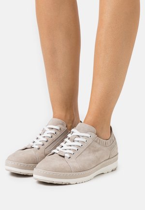 Grå mockaskor med vita snören, med rund tå, vadderad krage och texturerad sula.