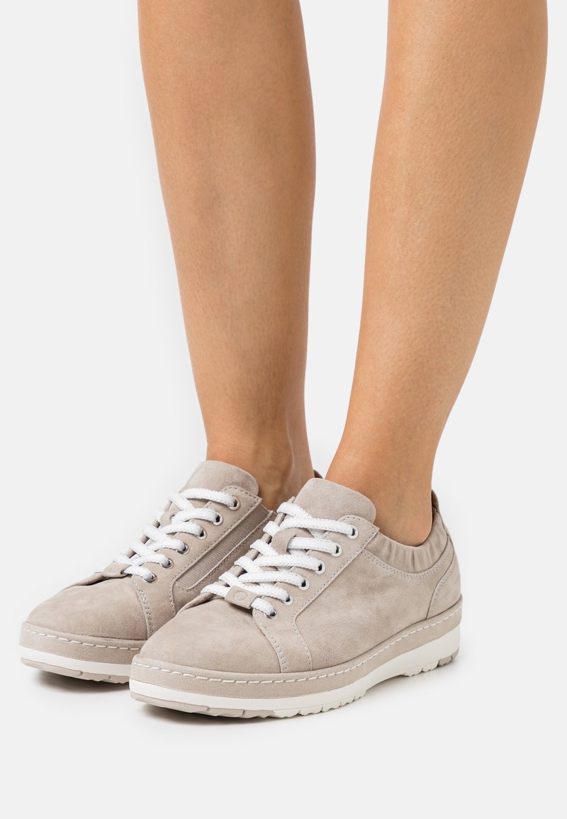 Baskets en suède gris avec lacets blancs, dotées d'une pointe arrondie, d'un col rembourré et d'une semelle texturée.