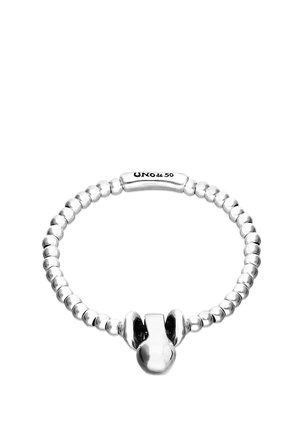 Bracelet en perles argentées avec une fermeture polie et "UNO de 50" gravé sur une étiquette métallique rectangulaire.