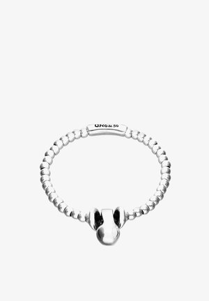 Pulsera de cuentas plateadas con un cierre pulido y "UNO de 50" grabado en una etiqueta metálica rectangular.