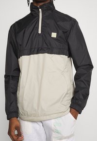 Urban Classics Vindjacka - black