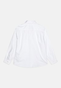 Camisa blanca de manga larga con cuello clásico. Presenta puños abotonados y un diseño de yugo. Textura suave y corte entallado.