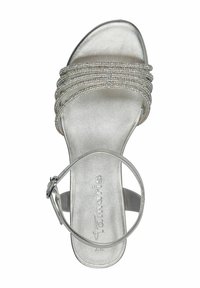 Stříbrná sandál s vícevrstvými popruhy zdobenými malými průhlednými krystaly, s ankletovým popruhem a strukturovanou stélkou.