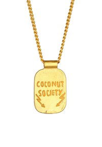Guldtonet halskæde med en tyk kæde og en rektangulær vedhæng, der har indgraveret teksten "COCONUT SOCIETY" samt lynformede detaljer.