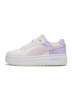 Witte sneaker met pastelroze en paarse panelen, dikke witte zool, Puma-logo aan de zijkant en witte veters, van opzij getoond op een effen achtergrond.