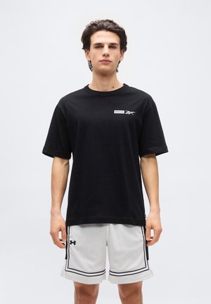 BASKETBALL POST UP TEE - Apdrukāts T-krekls - black