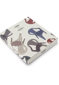 Emballage de boxers avec une base blanche ornée d'illustrations colorées de chaises dans des nuances de bleu, rouge, gris et noir. Ouverture par rabat.