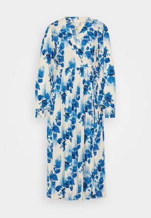 Lang blomsterkjole i hvit med blå og mørkeblå blomster mønster. Har en omslagdesign med lange ermer og bunnet midje.