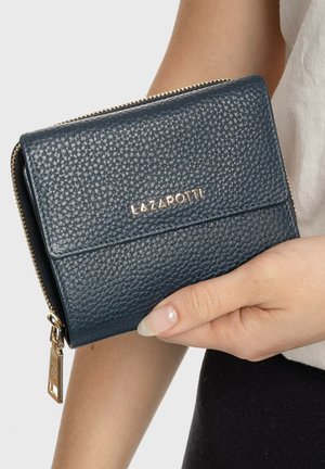 Portefeuille en cuir bleu marine avec une surface texturée, accessoires en or, fermeture zippée et le nom de la marque "Lazarotti" embossé à l'avant.