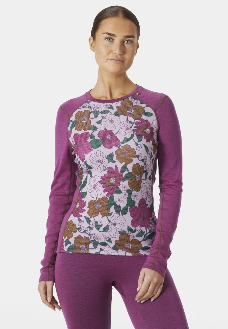 Hedvábný top s dlouhým rukávem v purpurové barvě, zdobený květinovým vzorem a zelenými akcenty. Materiál má hladkou texturu a přiléhavý střih.
