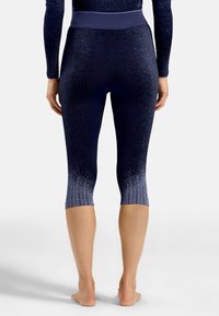 Navyblaue Capri-Leggings mit einem strukturierten Verlaufsmuster. Sie verfügen über einen breiten, elastischen Bund und ein figurbetontes Design, das die Beine betont.