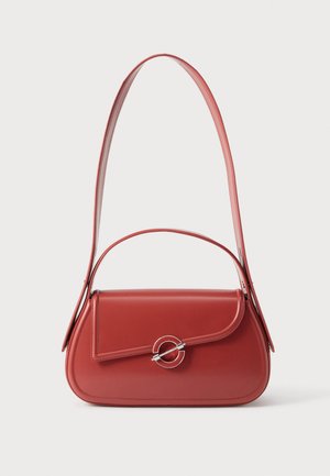 Borsa a mano in pelle rossa con una lunga tracolla regolabile e una patta curva chiusa da una chiusura circolare in argento.