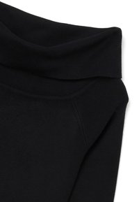 Schwarzer Pullover mit hohem, umgeschlagenem Kragen und geripptem Textil. Weiches Material mit nahtlosem Schulterdesign. Lange Ärmel und lässige Passform.