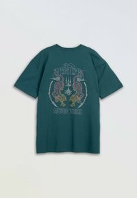 Ciemnozielona koszulka z krótkim rękawem z kolorową grafiką dwóch tygrysów oraz napisem "Muay Thai" na plecach, na jednolitym tle.