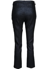 Svarta, glittriga byxor med rak bendesign, midje med mellan höjd, och två bakfickor. Slät textur med glittrande effekt.