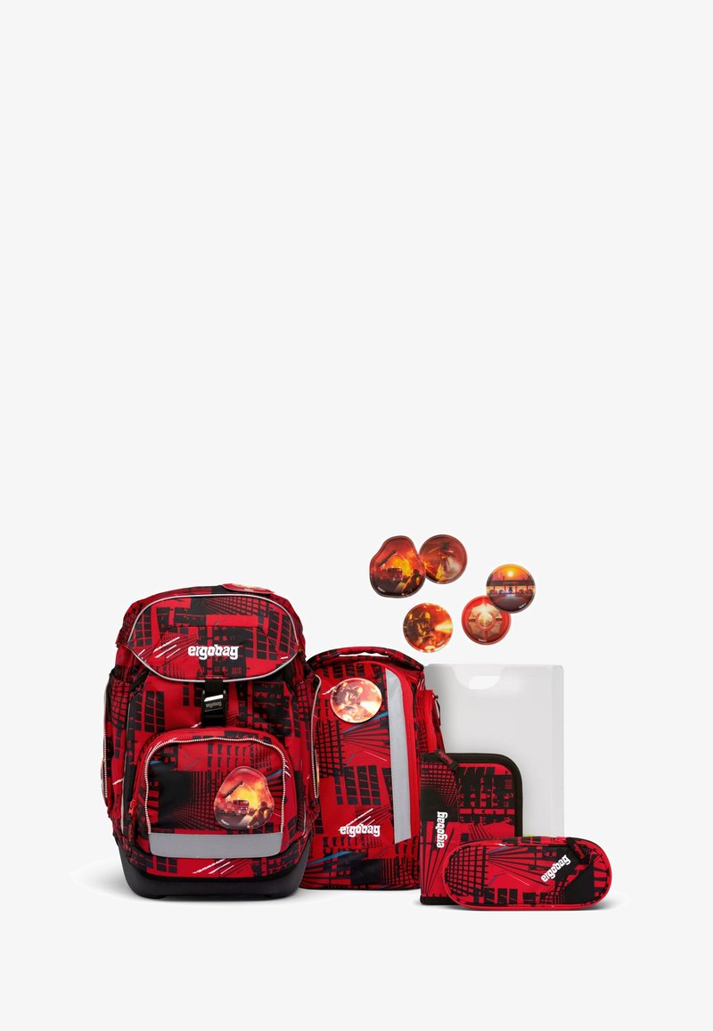 Roter Rucksack mit schwarzem geometrischem Muster, bestehend aus einem Hauptrucksack, einem kleineren Beutel und einer durchsichtigen Mappe. Verfügt über reflektierende Akzente.