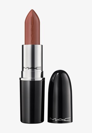 Rouge à lèvres MAC ouvert en teinte marron chaud avec tube argenté et noir à côté du bouchon noir sur fond blanc.