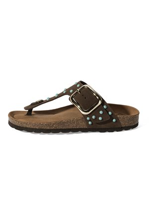 Bruine suède teenslipper met turquoise studs, grote gouden gesp, gevormde kurken zool en zwarte rubberen buitenzool.