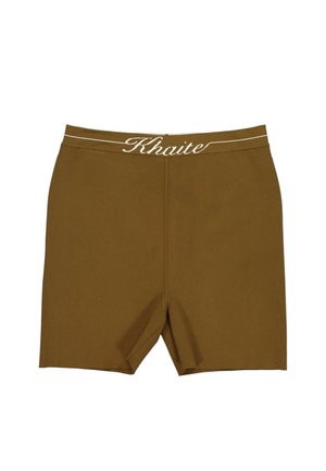 Pantalones cortos marrones ajustados con una cintura alta que presenta texto blanco en cursiva "Khaite" y un sutil detalle de costura en el centro.