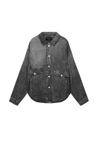 Giacca in denim nera effetto acid wash con chiusura a bottoni, due tasche a pattina con bottoni, maniche lunghe e colletto, distesa su sfondo bianco.