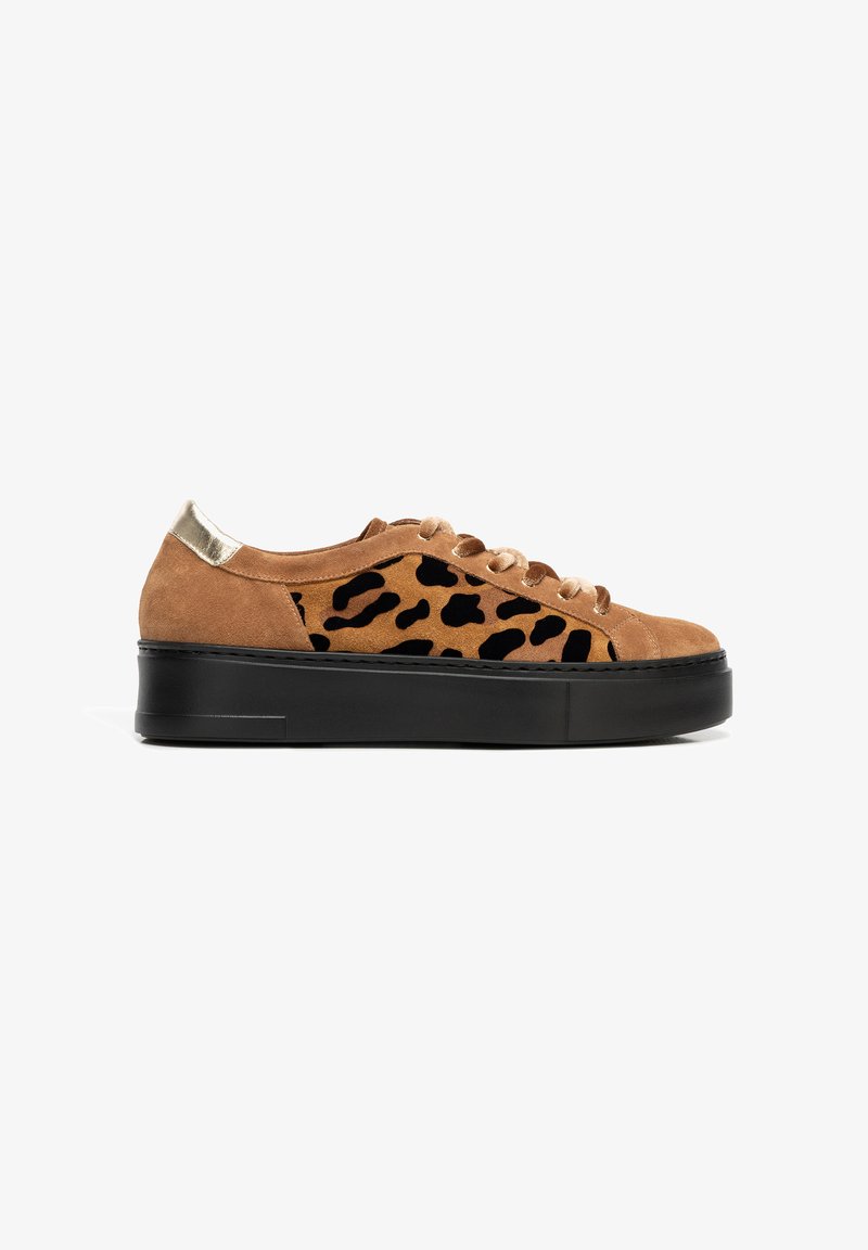 Zapatillas de ante marrón con estampado de leopardo negro, acento metálico dorado en el talón, diseño de cordones y una suela de plataforma negra gruesa.