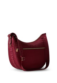 Burgunderfarbene Schultertasche aus strukturiertem Kunstleder mit einer gefütterten Vordertasche, goldenen Beschlägen und einem gemusterten verstellbaren Tragegurt.