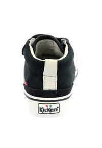 Zapato alto de ante negro con una lengüeta blanca en el talón y logo. Cuenta con una suela de goma blanca, costuras en contraste y un suave forro interior.