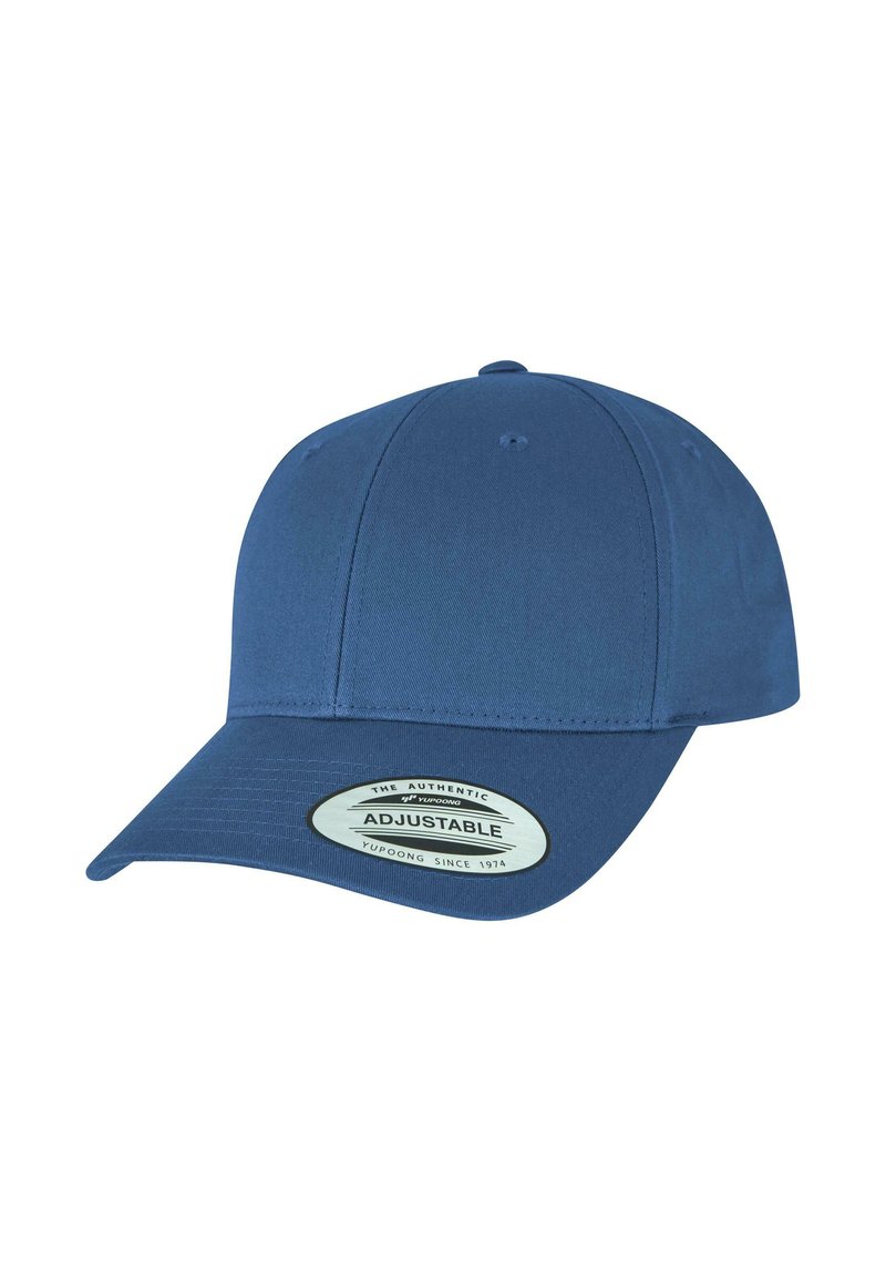Căciulă ajustabilă de culoare albastră, realizată din material textil, cu o visieră curbă, găuri de ventilație și un eticheta ovală albă pe față cu detalii despre marcă.