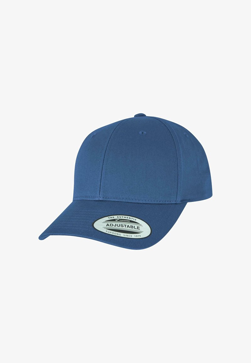 Gorra azul ajustable de tela, con visera curva, agujeros de ventilación y una etiqueta ovalada blanca en la parte frontal con detalles de la marca.