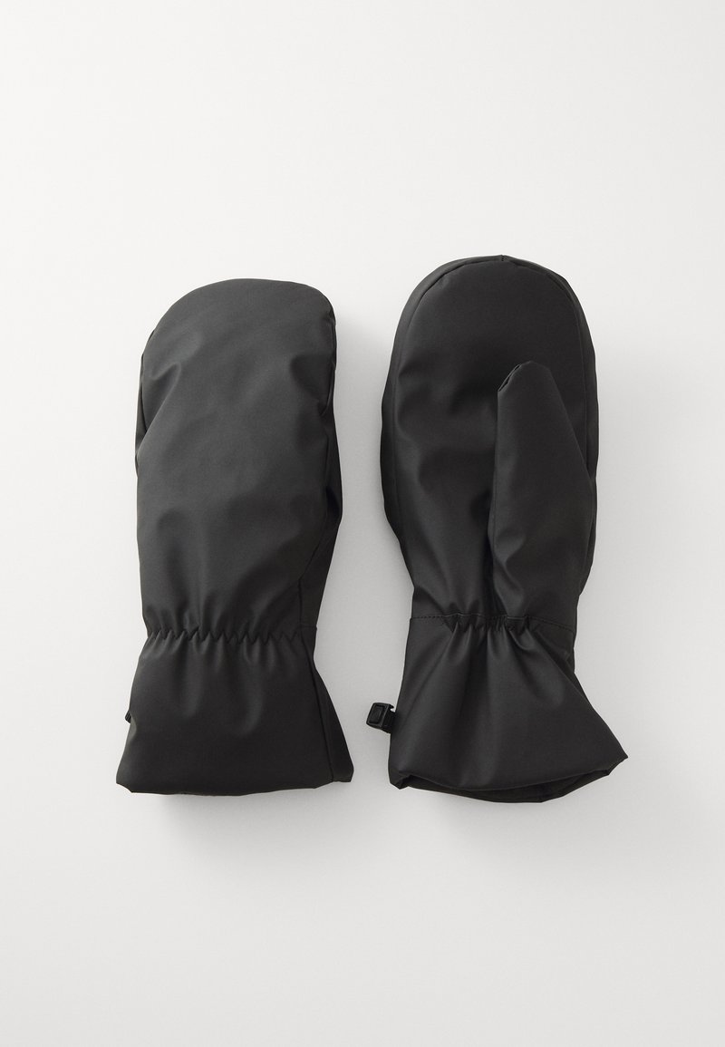 Moufles noires isolées avec une texture lisse, des poignets élastiques et un design légèrement courbé pour un ajustement confortable. Pas de marquage visible.