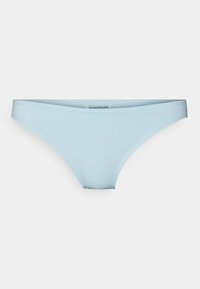 Parte de baixo de biquíni azul claro, feita de material suave, com alças laterais largas, ajuste baixo e uma etiqueta com o nome da marca.