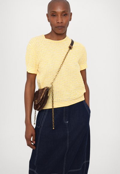 Gul- og hvidstribet kortærmet skjorte med en rund halsudskæring. Kombineret med en mørk denimnederdel og en brun crossbody taske med kædeaccent.