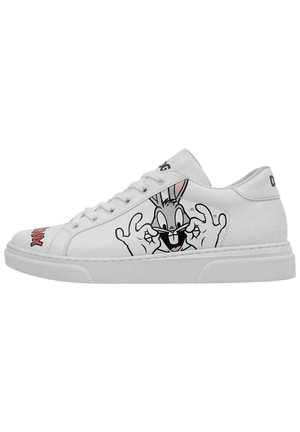 Weiße Segeltuch-Sneaker mit Gummisohle verfügen über ein schwarzes Cartoon-Charakterdesign an der Seite, einschließlich grafischer Hände und Text.