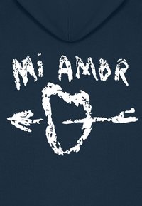 Felpa color navy con stampa bianca in rilievo che presenta la frase "Mi Amor" e un cuore trafitto da una freccia. Design semplice e colori audaci.