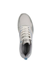 Zapatilla gris claro con acentos azules, de materiales de cuero y ante, diseño perforado, cordones planos y plantilla acolchada etiquetada como "Memory Foam".