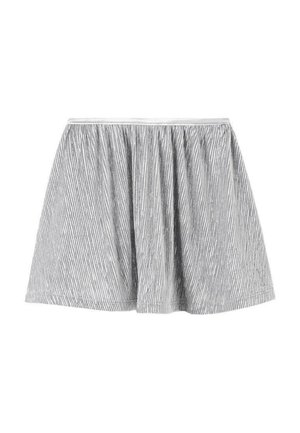 Jupe mini plissée grise avec un motif de rayures horizontales texturé. Dispose d'une taille élastique pour un ajustement confortable.