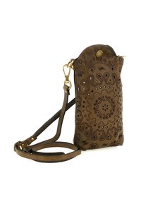 Piccolo borsa a tracolla in pelle marrone con intricati motivi intagliati floreali e paisley, patta dorata e tracolla regolabile su sfondo bianco.