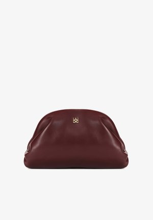 Pochette en cuir bordeaux de forme arrondie, texture douce et logo doré discret à l'avant. Design minimaliste et sans accessoires.