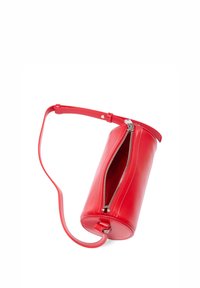 Borsa a tracolla cilindrica rossa in pelle con cerniera argentata parzialmente aperta e tracolla regolabile su sfondo bianco.
