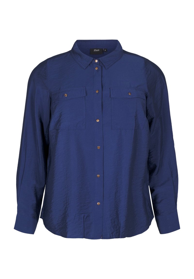 Camicia blu navy con bottoni, finitura testurizzata, due tasche sul petto e bottoni marroni. Presenta un colletto classico e maniche lunghe.