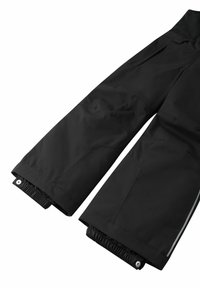 Schwarze wasserdichte Hosen mit lockerer Passform, elastischen Bündchen und Taschen-Details, die eine glatte Textur und ein minimalistisches Design aufweisen.