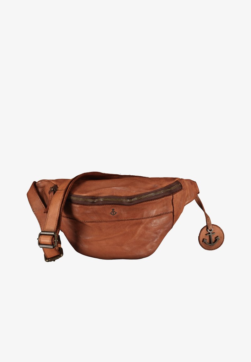 Bruin leren heupriem met een hoofdvak met rits, verstelbare schouderband en een ronde hanger met een ankerlogo. Gladde textuur.