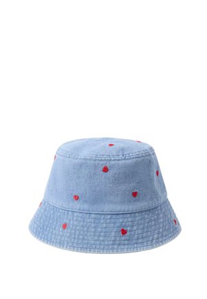 Lyseblå denim bucket hat med små røde broderede hjerter spredt over stoffet, med en syet skyggekant.