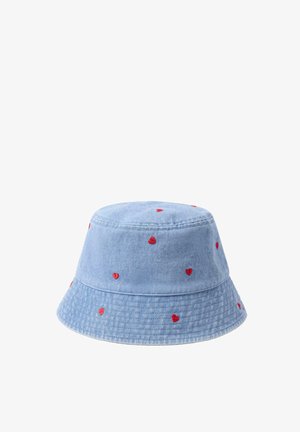 Lyseblå denim bucket hat med små røde broderede hjerter spredt over stoffet, med en syet skyggekant.